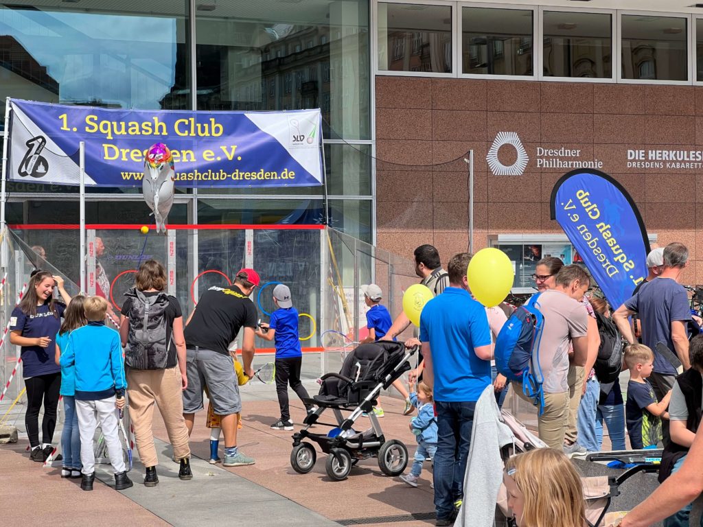 Plexiglascourt am Kulturpalast beim Dresdner Stadtfest 2022