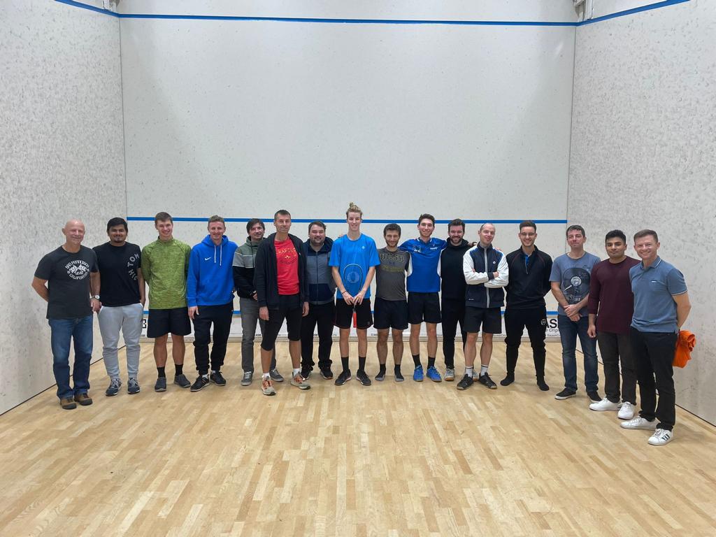 Einige Teilnehmer des ersten sächsischen Ranglistenturniers der Saison 2022-23, organisiert beim ersten Squash Club Dresden in der BallsportARENA