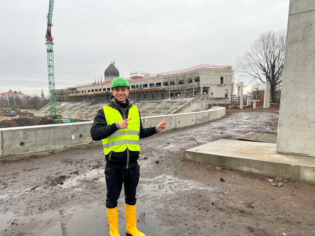Juan bei der Baustellenbesichtigung des Heinz-Steyer-Stadions