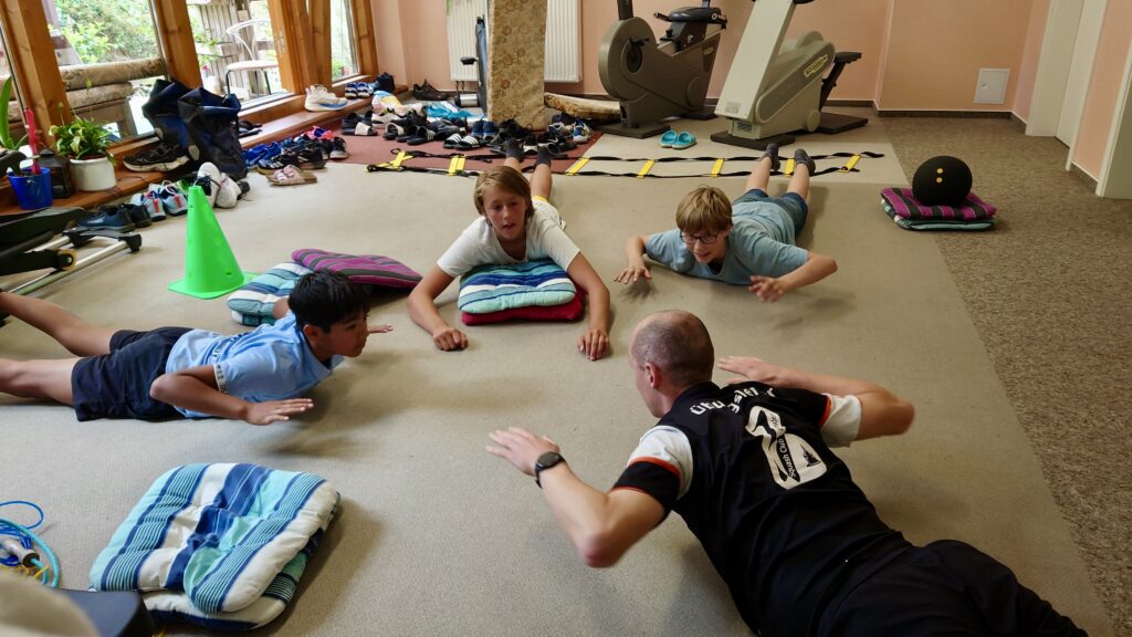 Squash Camp 2025 mit Rekordteilnehmerzahl Beitragsbild Mehr oder weniger ambitioniertes Krafttraining